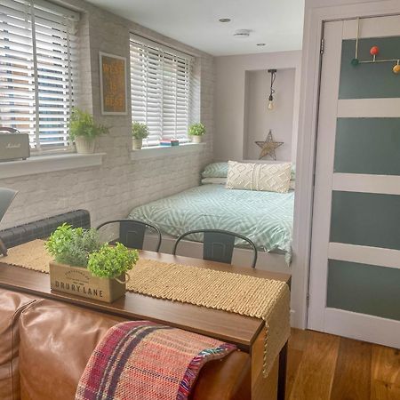 Stylish, Central Studio With Kitchen & Large Deck Форт Уилям Екстериор снимка