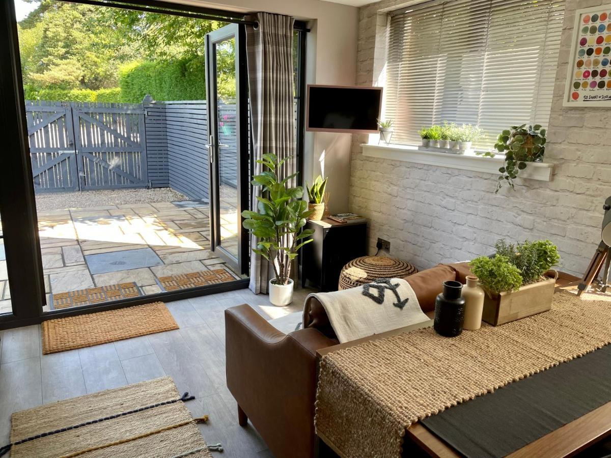 Stylish, Central Studio With Kitchen & Large Deck Форт Уилям Екстериор снимка