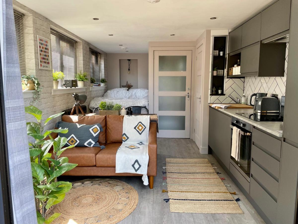 Stylish, Central Studio With Kitchen & Large Deck Форт Уилям Екстериор снимка