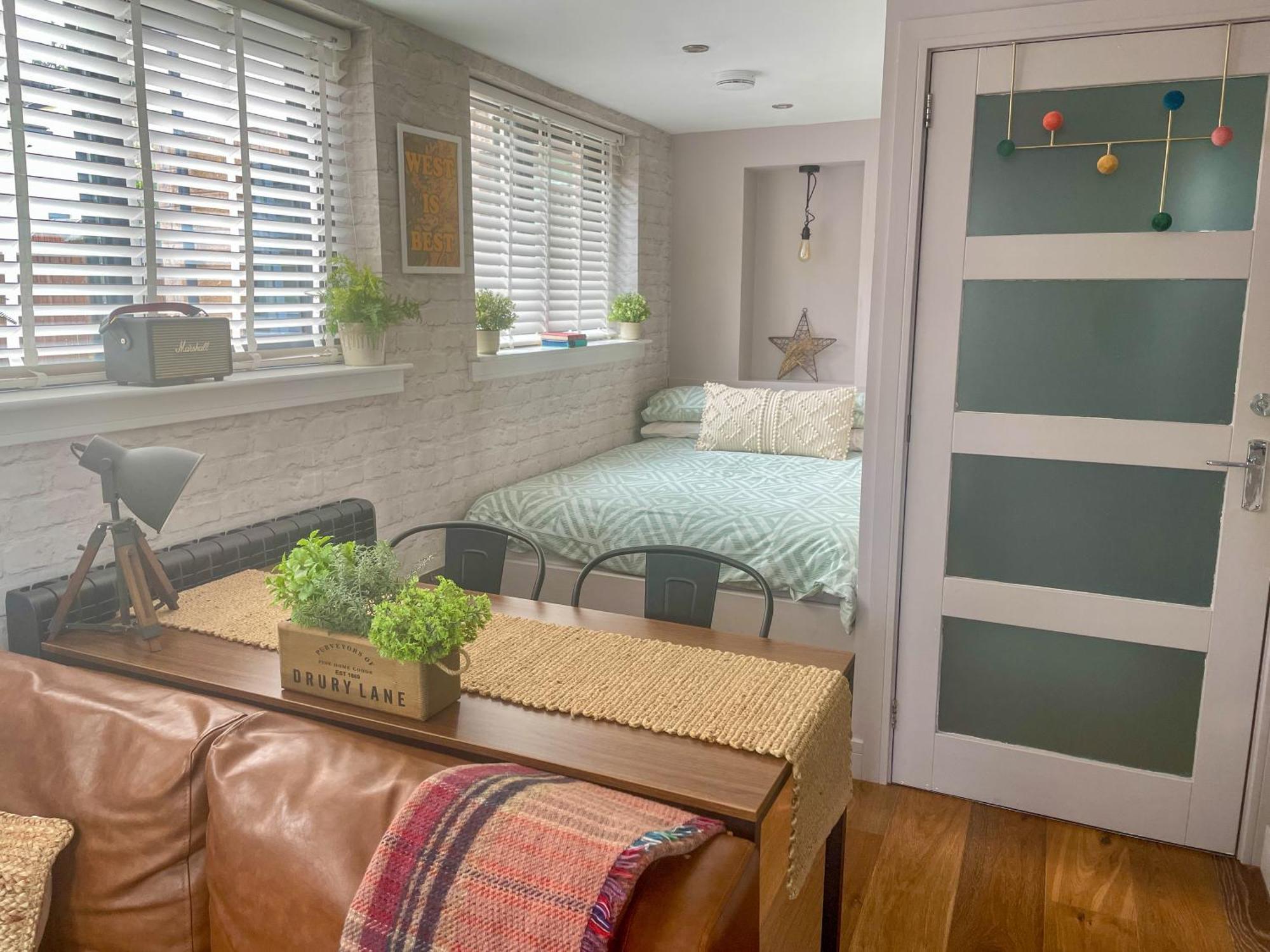 Stylish, Central Studio With Kitchen & Large Deck Форт Уилям Екстериор снимка