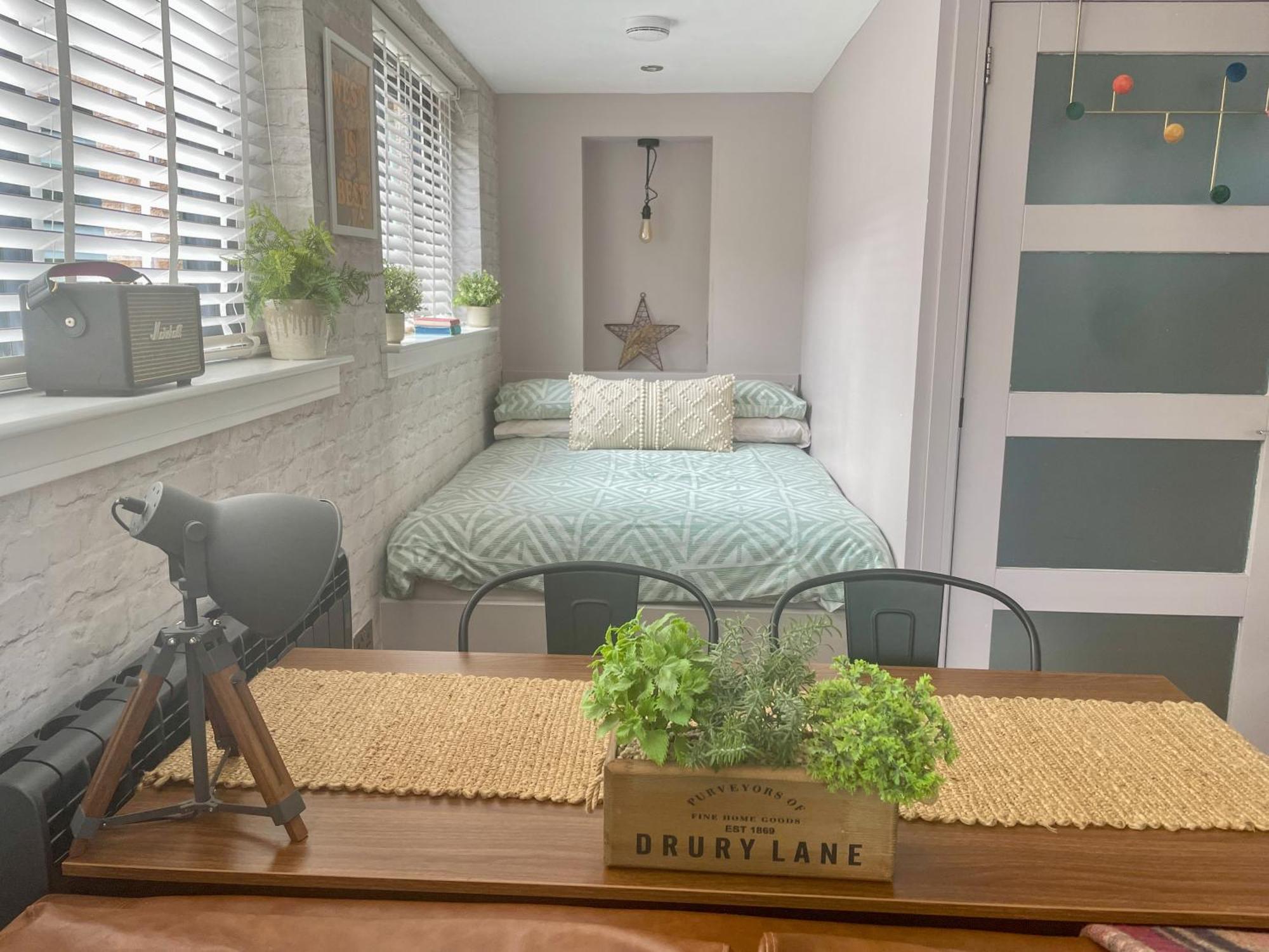 Stylish, Central Studio With Kitchen & Large Deck Форт Уилям Екстериор снимка